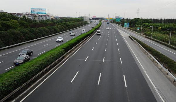 不變道超車要不要打燈