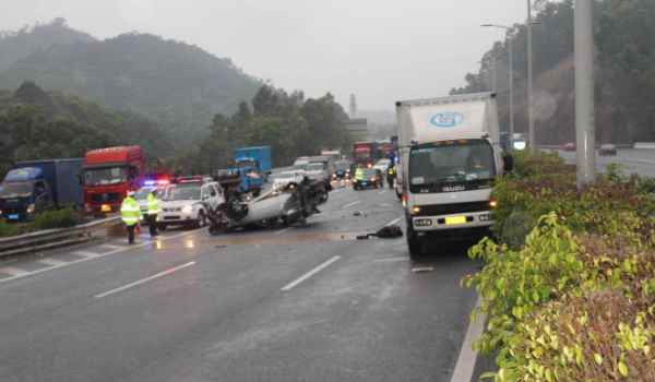 高速出车祸先拍照还是先移车