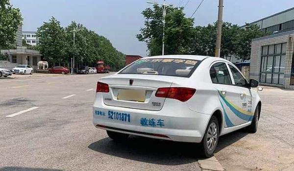 科三停车时先踩离合还是先踩刹车