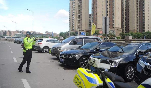 馬路邊哪種線可以停車