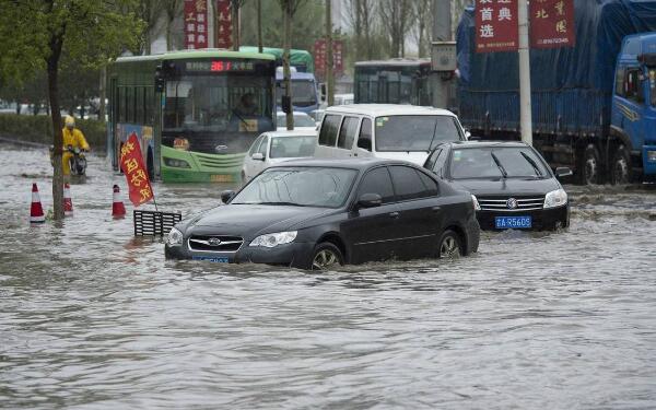 水淹到車輪胎一半位置