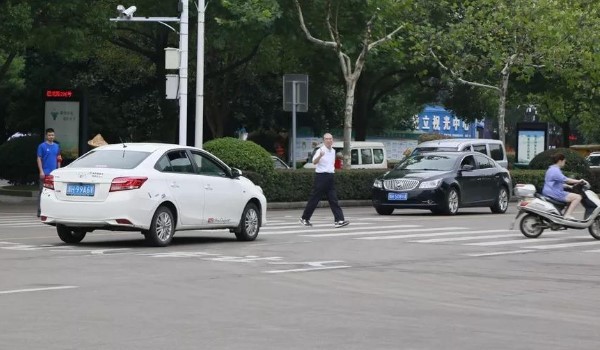 無需駕駛證的電動微型車汽車