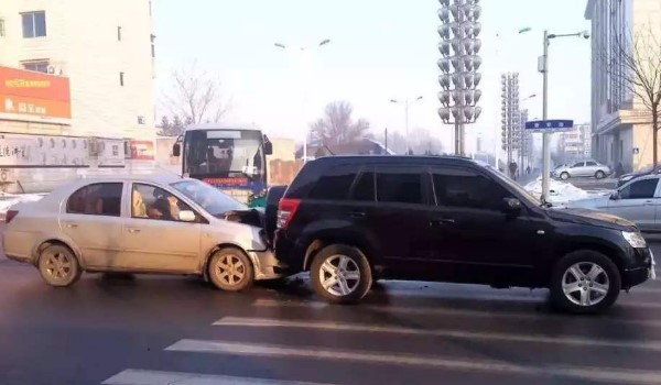 自己急剎車導(dǎo)致后兩車追尾