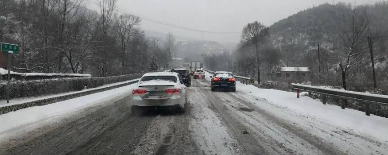 下雪高速封路一般多久解封（下雪高速封了多久會(huì)通車）