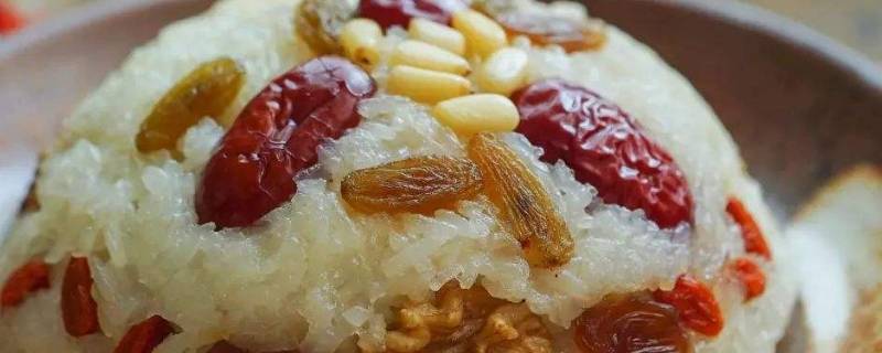 年夜飯吃八寶飯的寓意（年夜飯之八寶飯?jiān)⒁猓?></p>
      <p></p>                                     <p>年夜飯吃八寶飯的寓意是吉祥平安、團(tuán)團(tuán)圓圓、幸福甜蜜、財(cái)源滾滾。八寶飯是陜西的一道特色菜品，色澤絢麗、甜香筋軟，制作材料有糯米、桃仁、紅棗、蓮子、桂圓肉、葡萄干、白果、百合、青紅絲、糖。</p>                                     </p>    </div>
    
   <div   id=