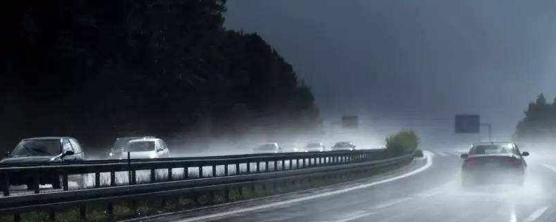 下雨天大巴車能上高速嗎 大巴車下雨天不能上高速?