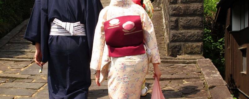 日本和服为什么要背个枕头 日本和服后背的小枕头作何用