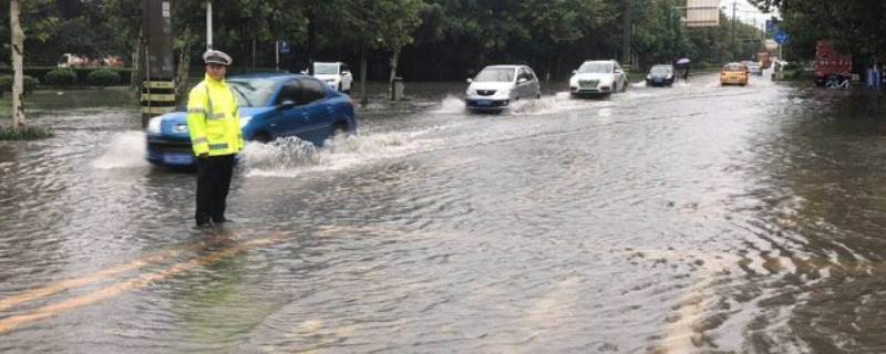 为什么城市下雨就积水 城市下暴雨积水的原因