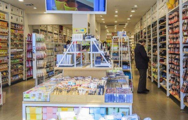 精品店货架厂家有哪些（精品店最新货架）