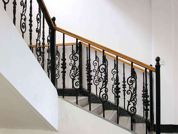 设计铁艺楼梯扶手价格是多少（设计铁艺楼梯扶手价格是多少钱一米）