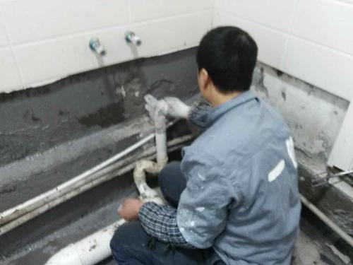 水管断了半截怎么弄出来得 水管断了怎么堵住水 水管断了怎么快速处理