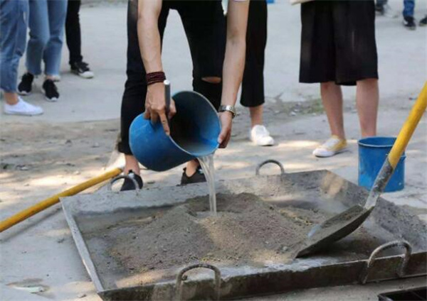 白水泥干了有硬度嗎 如何讓白水泥更堅固 水泥和的太干能用嗎