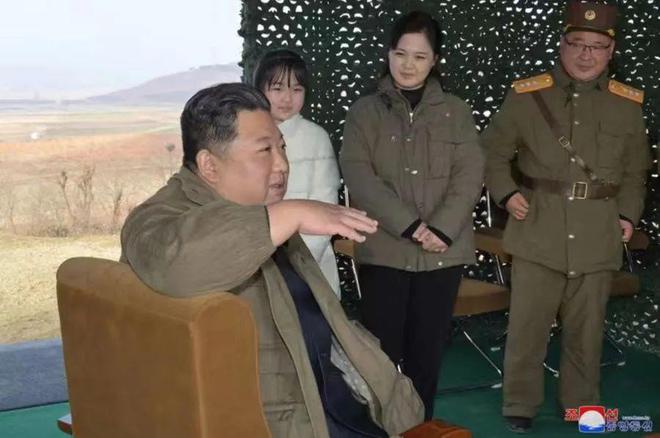 金正恩连续两次携女儿亮相，引发“接班人”猜测