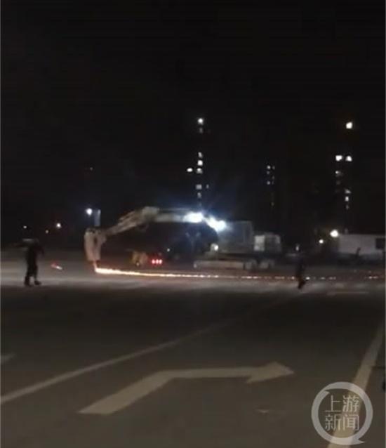 鄭州一工程用路面鉆機“原地畫圈”致一人死亡多車受損，勸阻無效后肇事男子被擊斃  