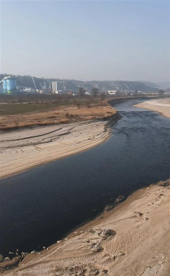 實探部分河段被污染成黑水的咸陽涇河：河床有煤渣沉淀，官方正調(diào)查來源