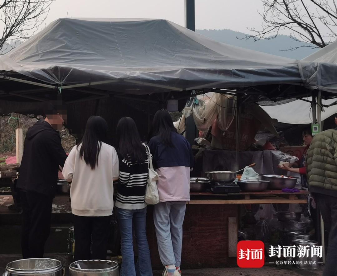 工地食堂因饭菜实惠成大学生打卡点 工地食堂打菜一般做什么菜