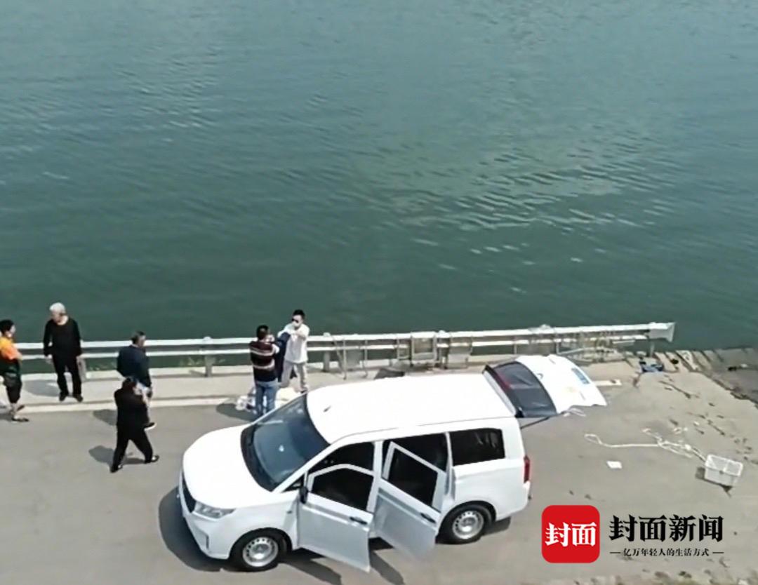 男子疑似江邊洗車溺亡后 在河里洗車