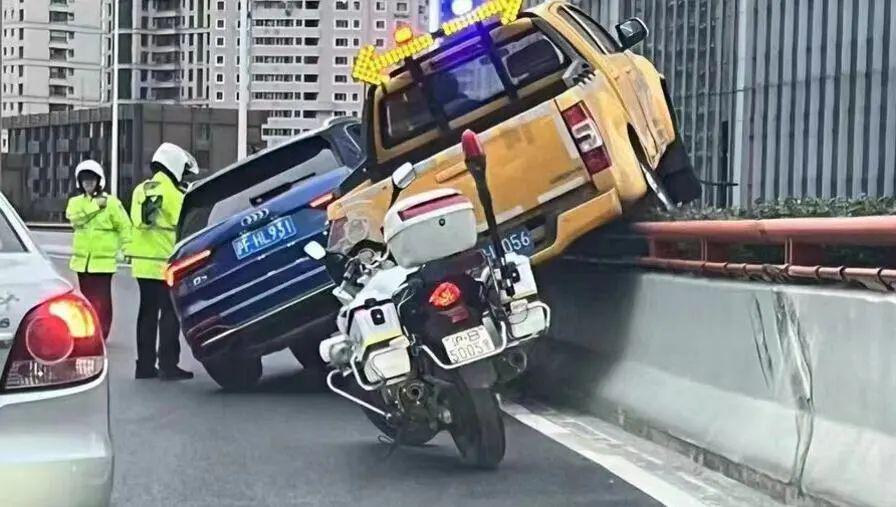 上海內(nèi)環(huán)高架兩車“斗氣”后續(xù)：黃車不是特種車輛，事發(fā)時不在作業(yè)