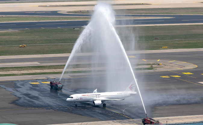 C919商業(yè)首飛成功！外媒：將打破波音空客在單通道噴氣式干線客機(jī)上壟斷地位