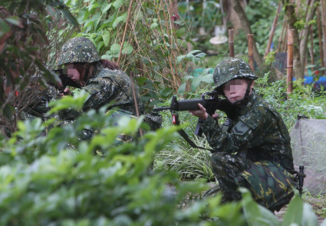 臺軍公布“全民防務(wù)應(yīng)變手冊”，內(nèi)容含解放軍軍服識別，島內(nèi)網(wǎng)友嘲諷