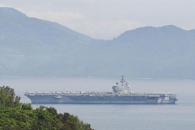 补壹刀：“里根”号航母高调访岘港，越南防长却到了中国……