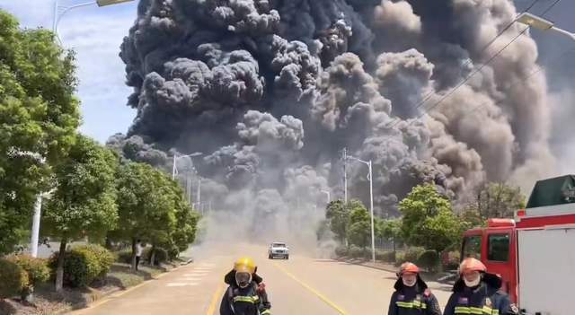 江西貴溪一化工園發(fā)生火災(zāi)濃煙滾滾 應(yīng)急管理局：人員已安全撤離無傷亡