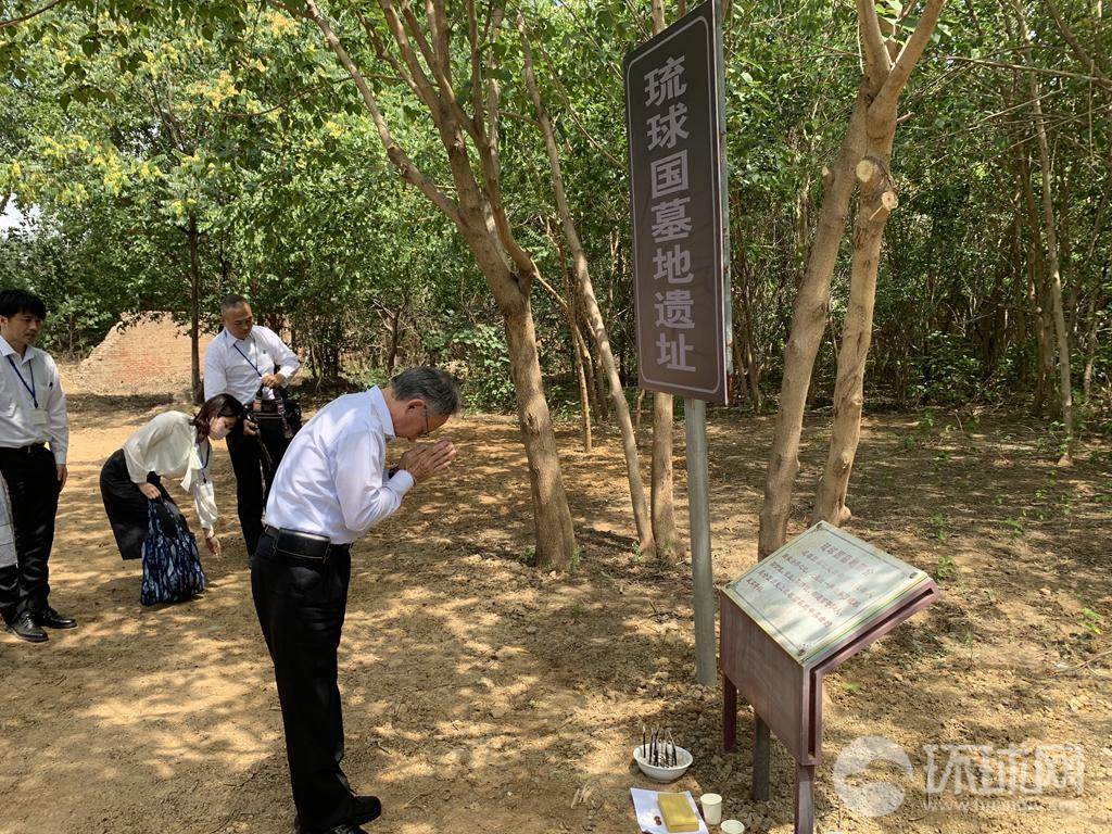 冲绳知事在北京通州祭拜琉球国墓地（冲绳与琉球的含义）