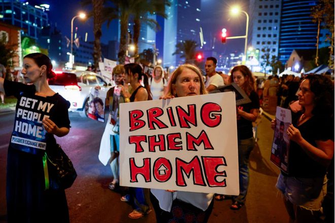 外媒：人质家属聚在以色列国防部总部外，要求政府“带他们回家”