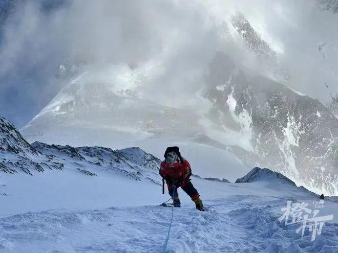 登顶珠峰后被向导抛弃，13小时一个人无氧气罐下撤…上海一登山爱好者称几近遇难