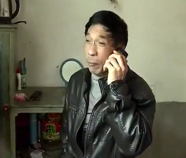 嬌妻出軌56歲保安，丈夫跪倒在地求復(fù)合遭拒，嬌妻：他會的你不會