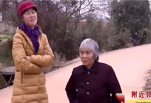 嬌妻出軌56歲保安，丈夫跪倒在地求復(fù)合遭拒，嬌妻：他會的你不會