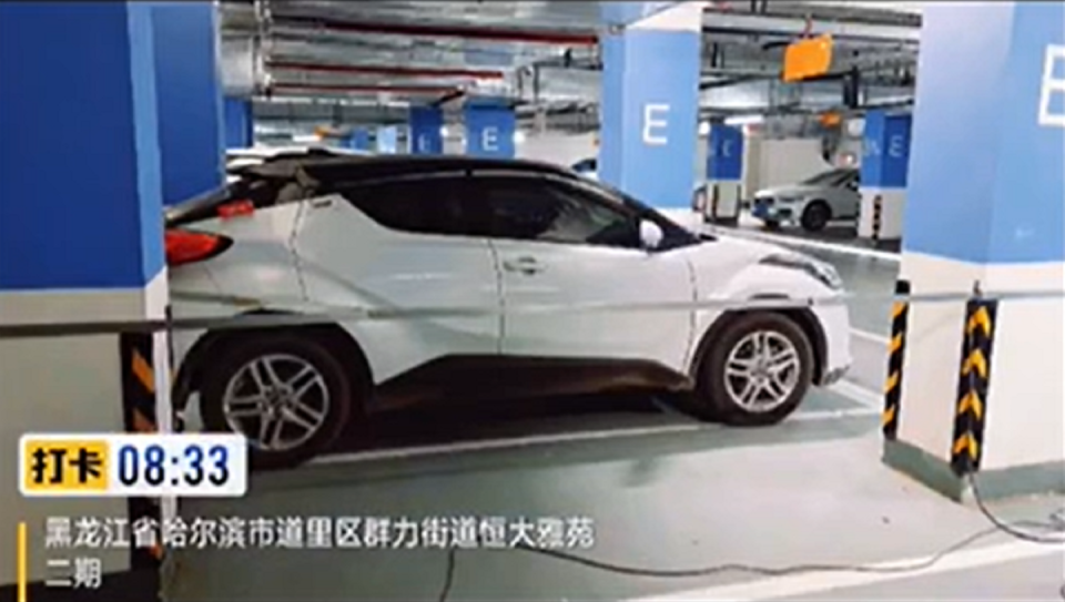 自家車位總被占，男子用焊條封堵“蹭位車”，對(duì)方自知理虧強(qiáng)拆開走