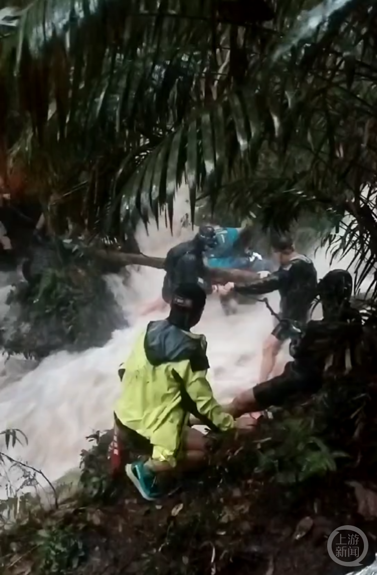 廣東肇慶鼎湖山100越野賽遭遇暴雨山洪，選手上演“荒野求生”