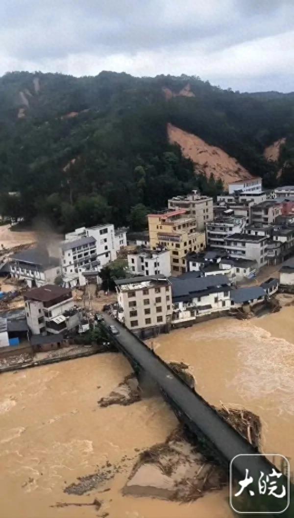 广东韶关江湾镇多处山体滑坡！当地居民展开自救，官方“不建议个人前往救援”