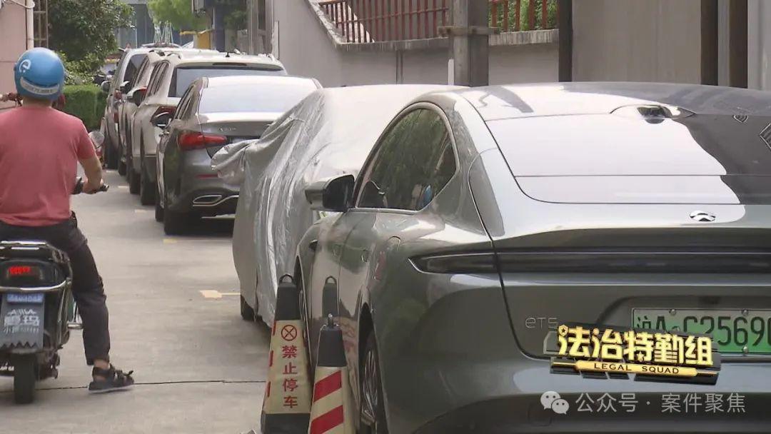 太蹊蹺！上海小區(qū)一報(bào)廢車長期占據(jù)車位，車主按時(shí)、足額交停車費(fèi)，投資已過萬，物業(yè)很無奈…