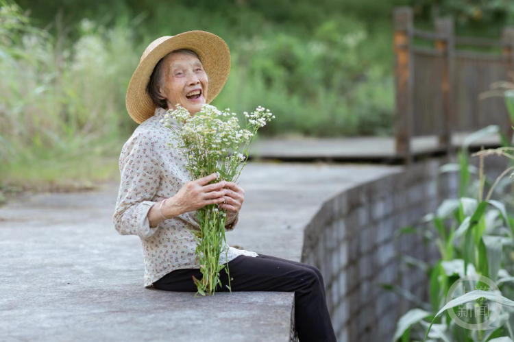 去世半年前，重慶90歲老太被攝影師外孫女爆改成19歲“少女”