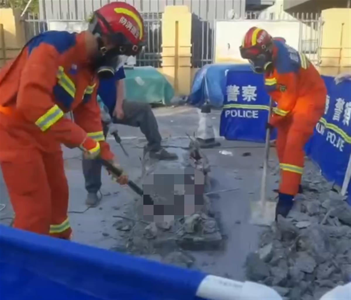 警方在水泥块中挖出尸体 水泥块暗藏尸块