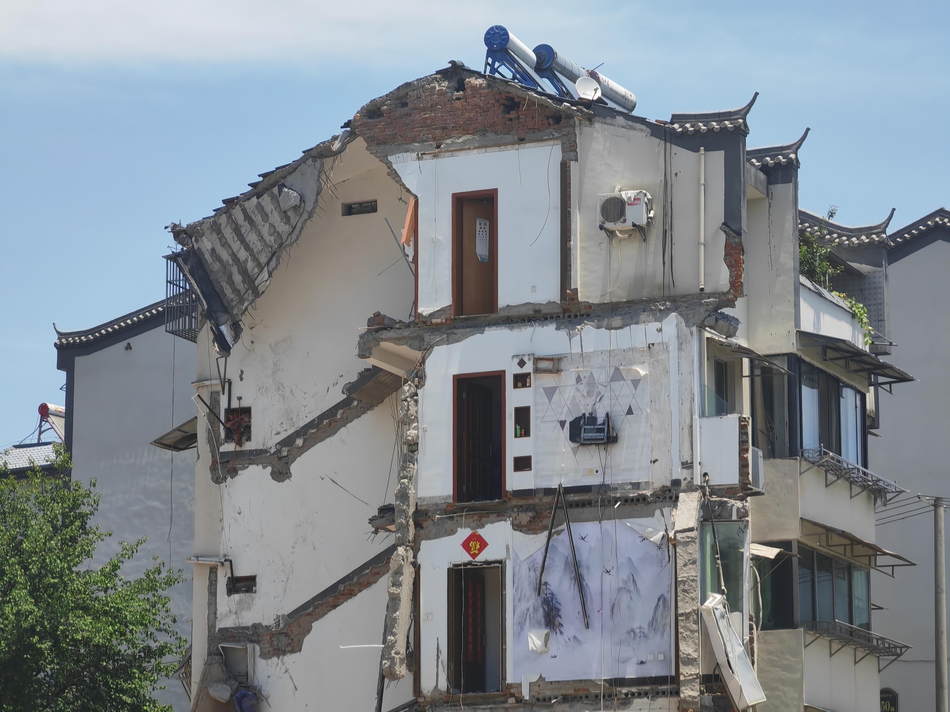 安徽一居民楼坍塌背后：老旧的小区和脆弱的结构，住户称“连物业都没有”