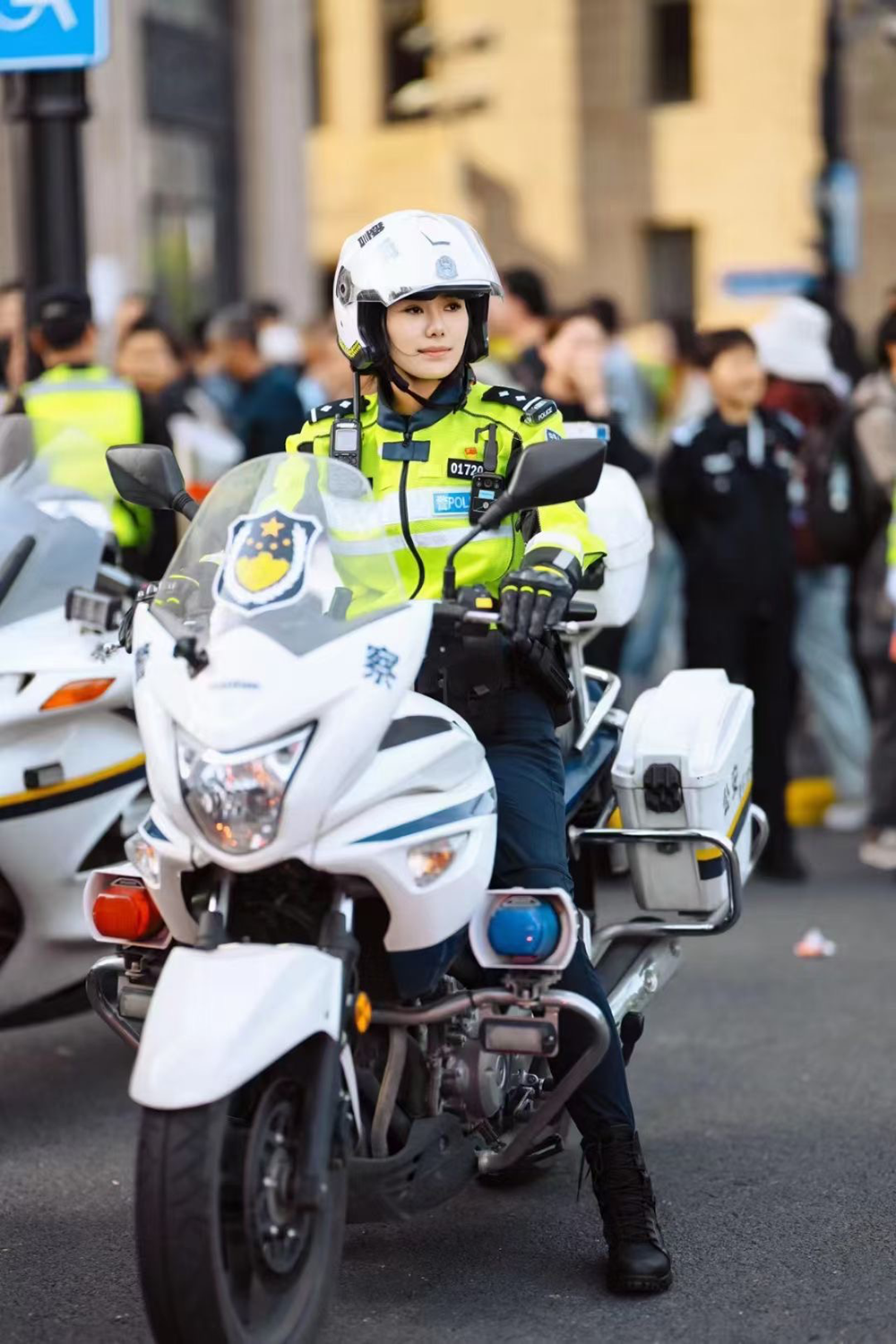 今年五一意外“出圈”的上海外灘女警：自小便有警察夢，還去當過兩年兵