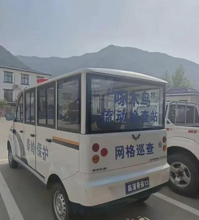 网传西安临潼区秦岭生态环境局多辆公务车无牌上路，记者核实采访被反怼：跟你们有啥关系？