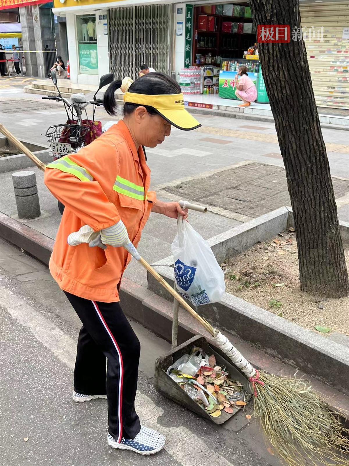 错过儿子高考后，环卫工连续九年在考点外工作