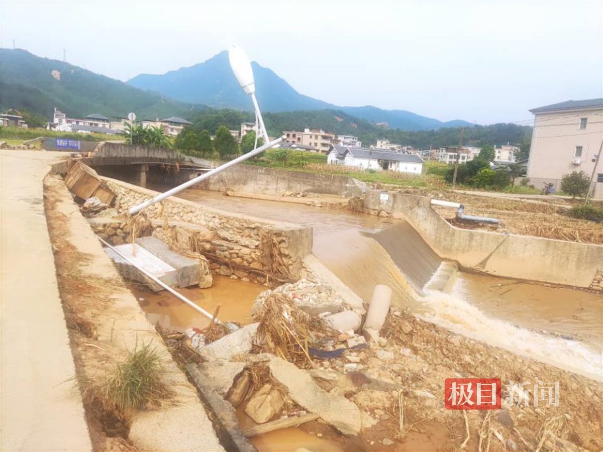 梅州暴雨致水库满溢数百亩田地被淹，鱼儿逃进地里，有村民捞起数百斤大鱼